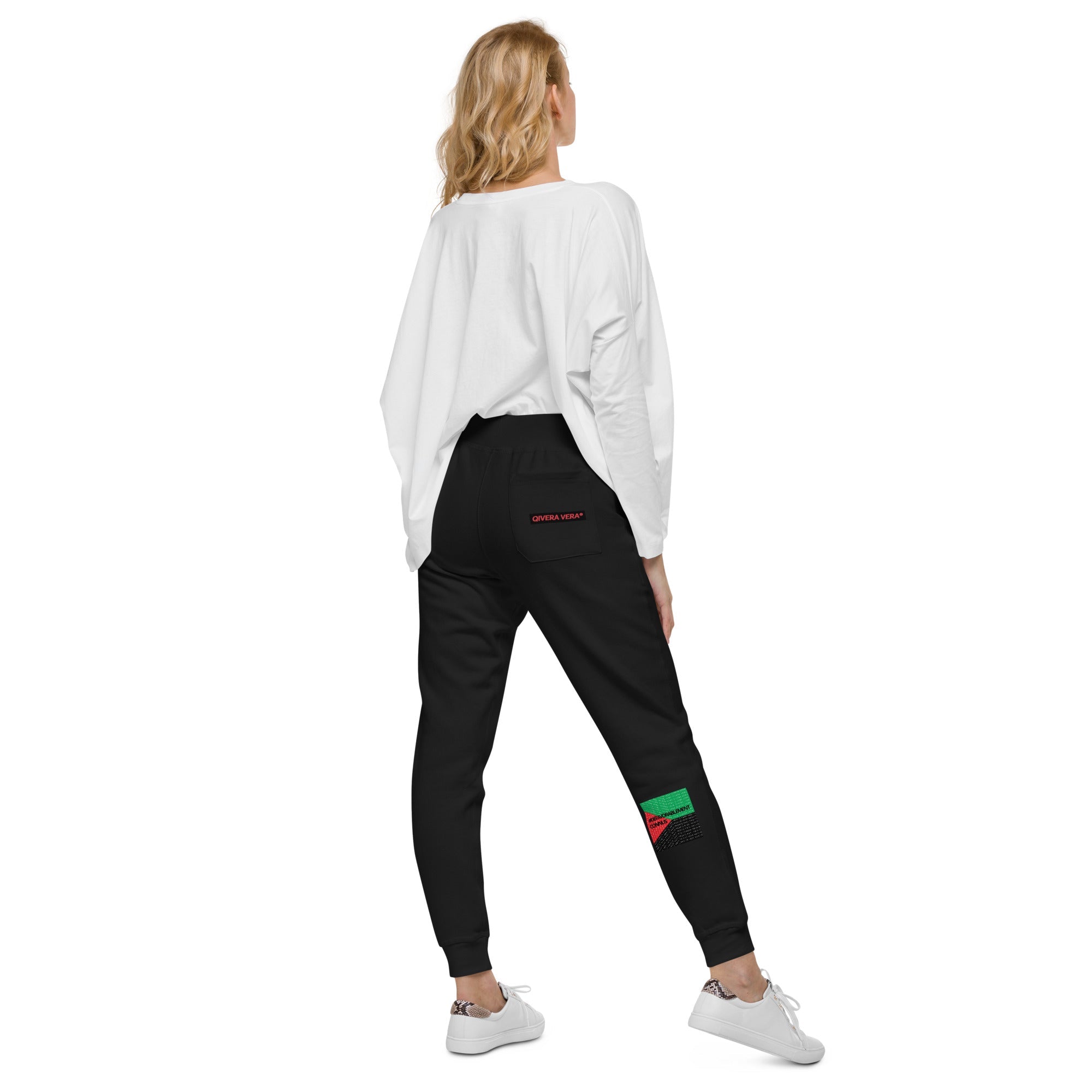 QIVERA VERA - Défavorablement Connus. Pantalon de survêtement en molleton unisexe - QIVERA VERAQIVERA VERA - Défavorablement Connus. Pantalon de survêtement en molleton unisexeQIVERA VERA