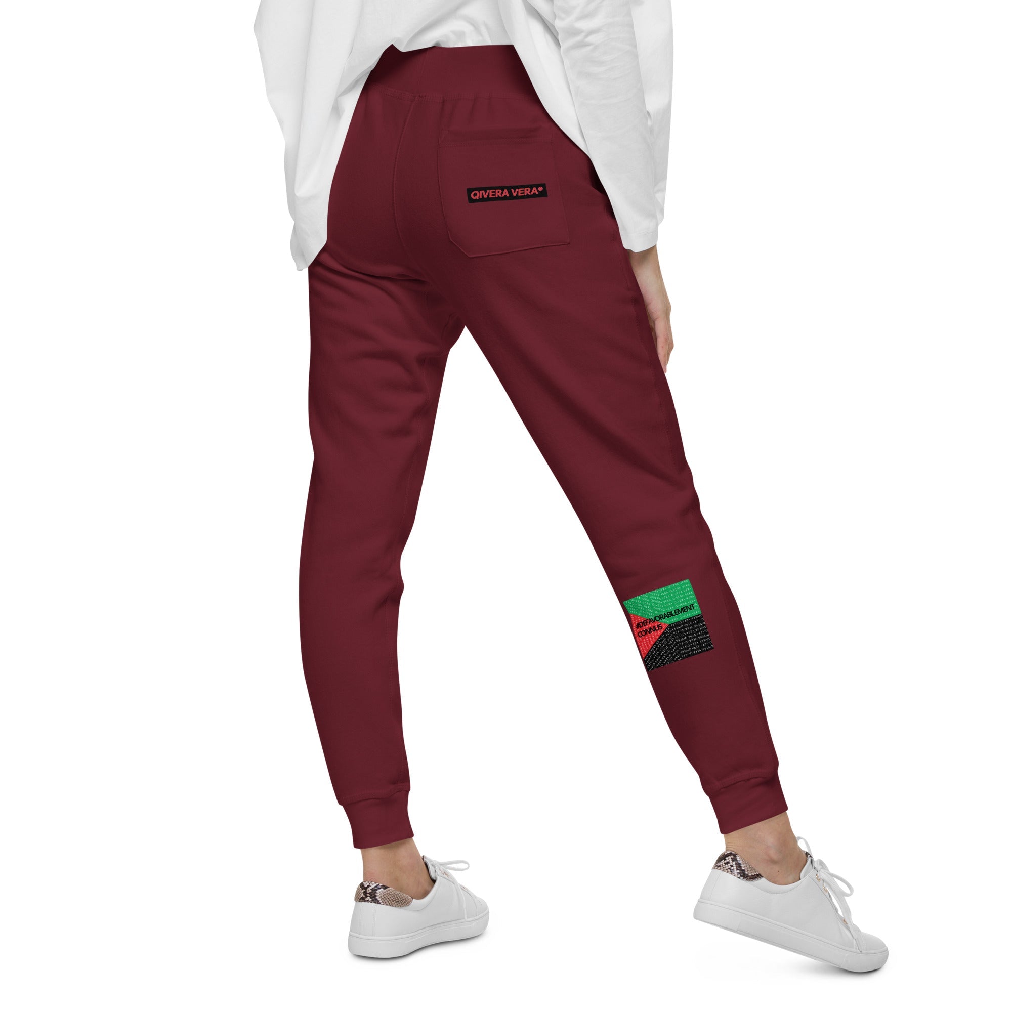 QIVERA VERA - Défavorablement Connus. Pantalon de survêtement en molleton unisexe - QIVERA VERAQIVERA VERA - Défavorablement Connus. Pantalon de survêtement en molleton unisexeQIVERA VERA